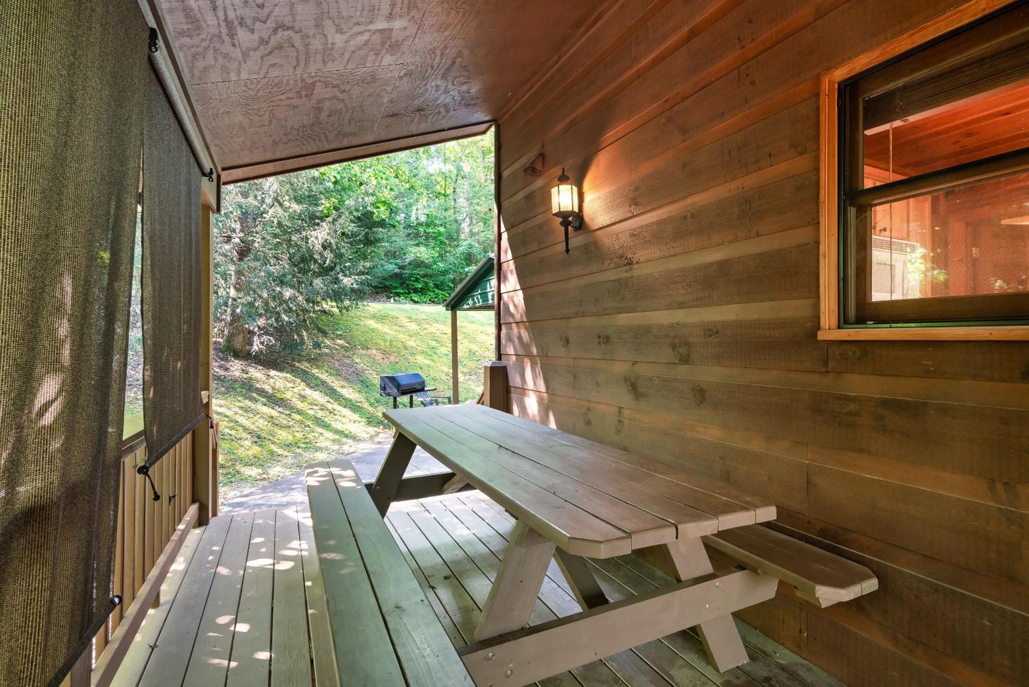 Peaceful Family Cabin With Hot Tub, Game Room, & More! Sevierville Kültér fotó