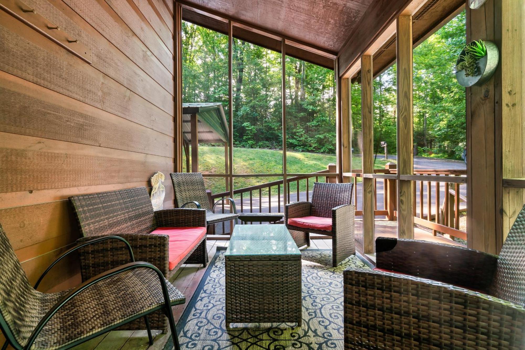 Peaceful Family Cabin With Hot Tub, Game Room, & More! Sevierville Kültér fotó