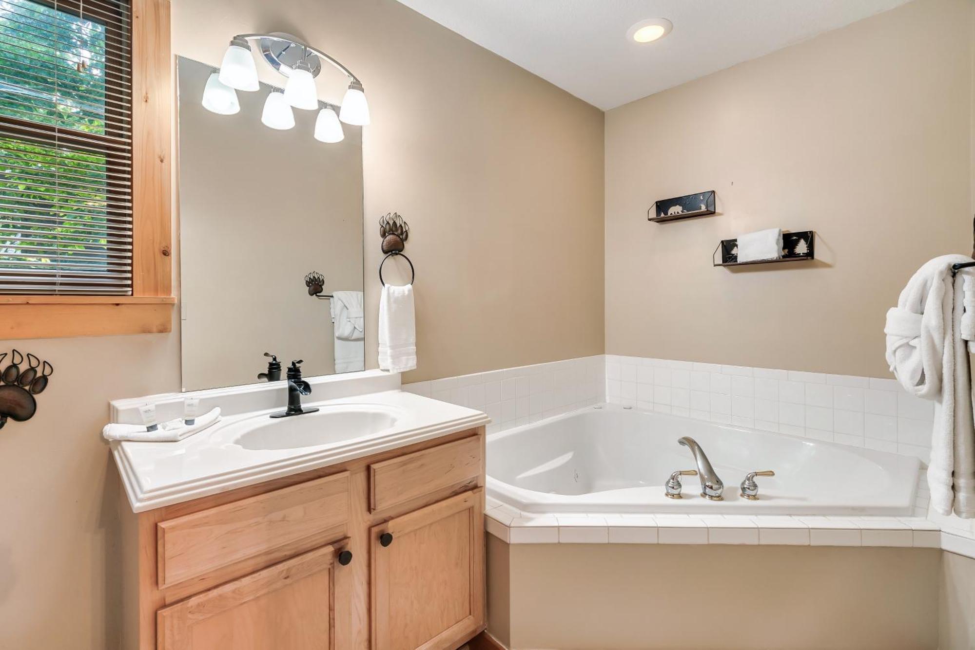Peaceful Family Cabin With Hot Tub, Game Room, & More! Sevierville Kültér fotó